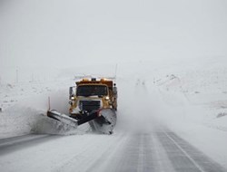 Τρίκαλα: Σε εξέλιξη η «μάχη» με το χιονιά